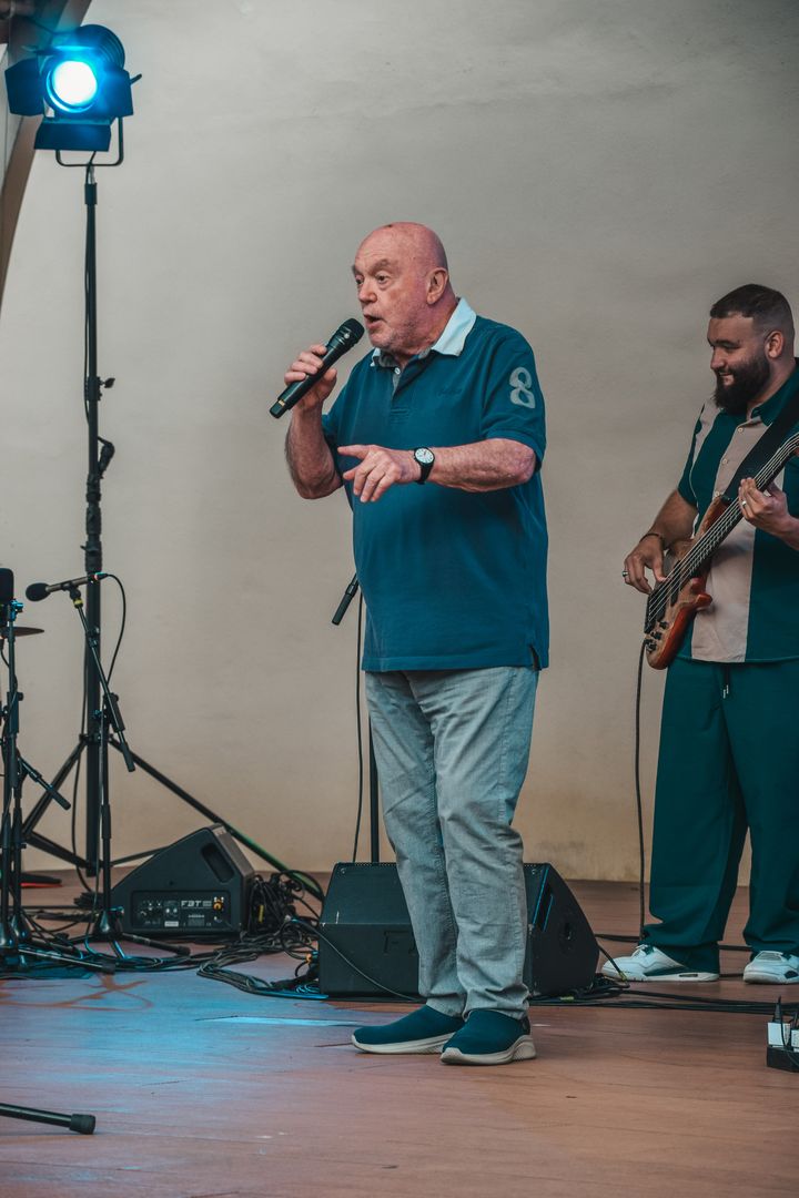 Peter Lipa spieva Lasicu